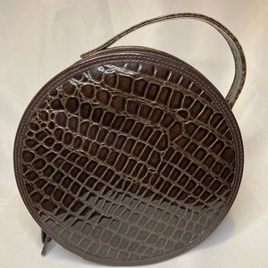 AHAVA hat box cosmetics bag.